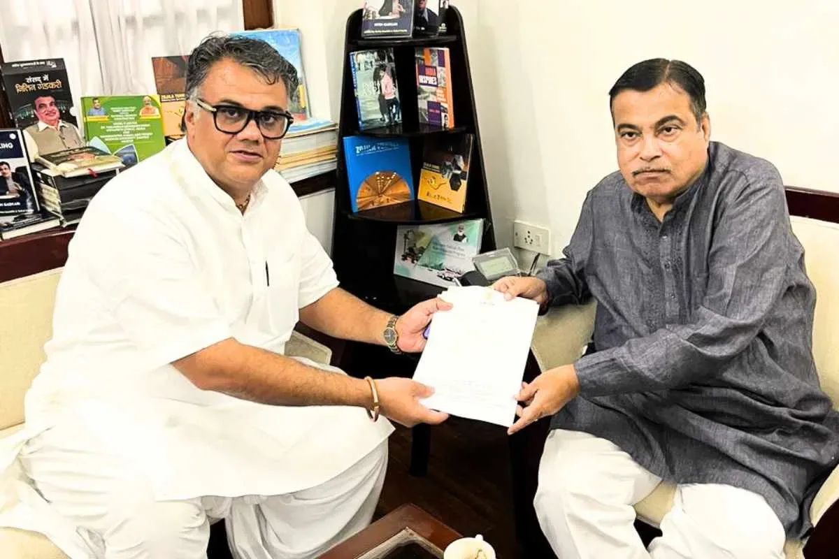 सांसद पटेल ने की नितिन गडकरी से मुलाकात, संसदीय क्षेत्र में सड़क विकास कार्यो के बारे में की चर्चा