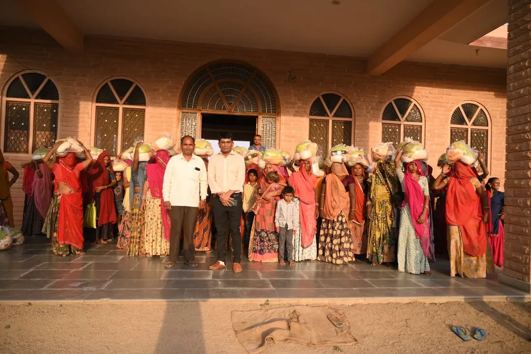 एनजीओ की पहल, जरूरतमंद महिलाओं को निःशुल्क राशन सामग्री किट एवं ड्रेस वितरित – फोटो 2