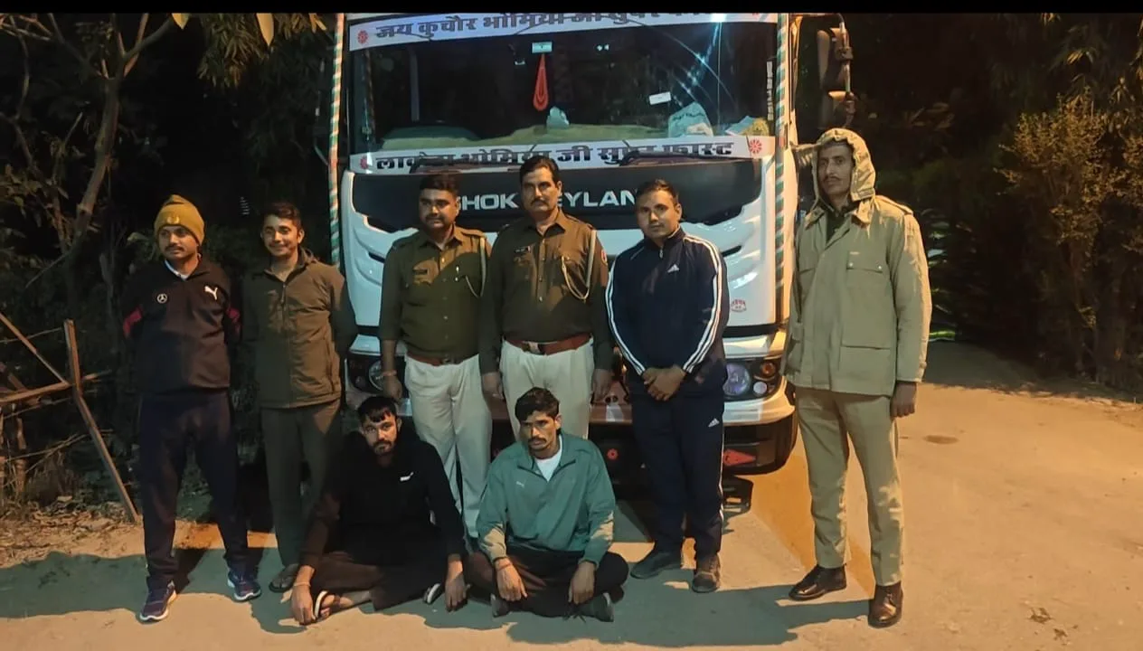 चावल की आड में 'मैखाने' की तस्करी नाकाम: आबूरोड पुलिस ने पकडा 750 कार्टन अवैध शराब का जखीरा, जोधपुर के दो तस्कर गिरफ्तार