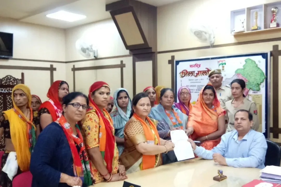 पेयजल समस्या से जूझ रहा जालौर, भाजपा जिलाध्यक्ष मंजू सोलंकी ने सौंपा ज्ञापन, मटका फोड़ कार्यक्रम का भी हुआ आयोजन – फोटो 3
