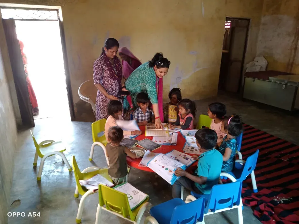 एसडीएम कुसुमलता चौहान ने आंगनवाडी केन्द्रों का किया निरीक्षण, पोषण ऐप पर किया सत्यापन, खिचड़ी का लिया स्वाद और बच्चों को परोसा