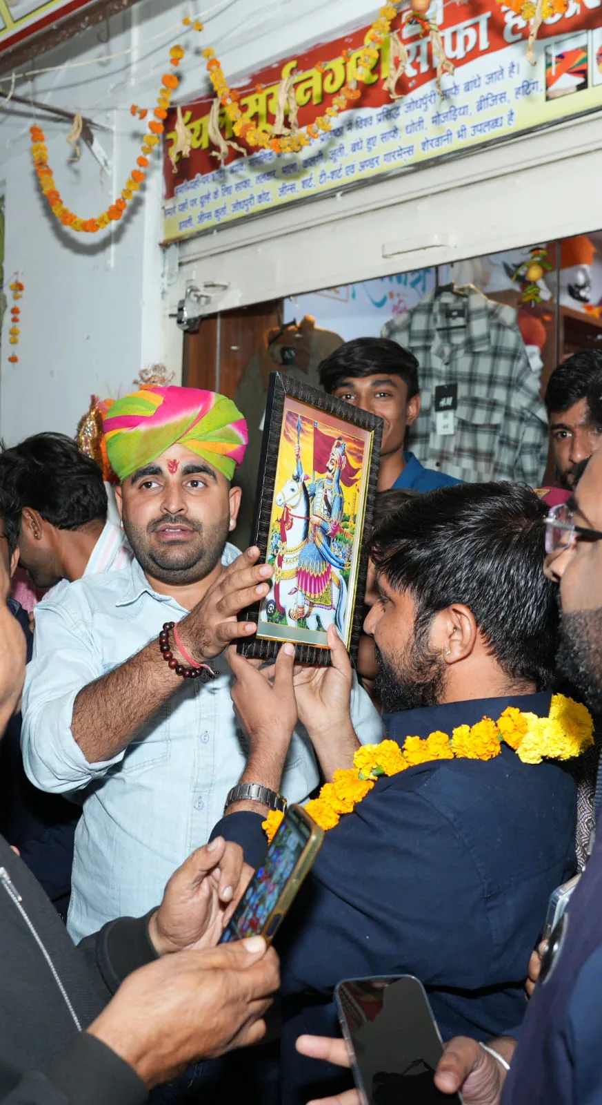 रानीवाड़ा: रॉयल सूर्यनगरी साफ़ा हाउस पहुंचे शिव विधायक रविंद्र सिंह भाटी, सादगी ने जीता सबका दिल