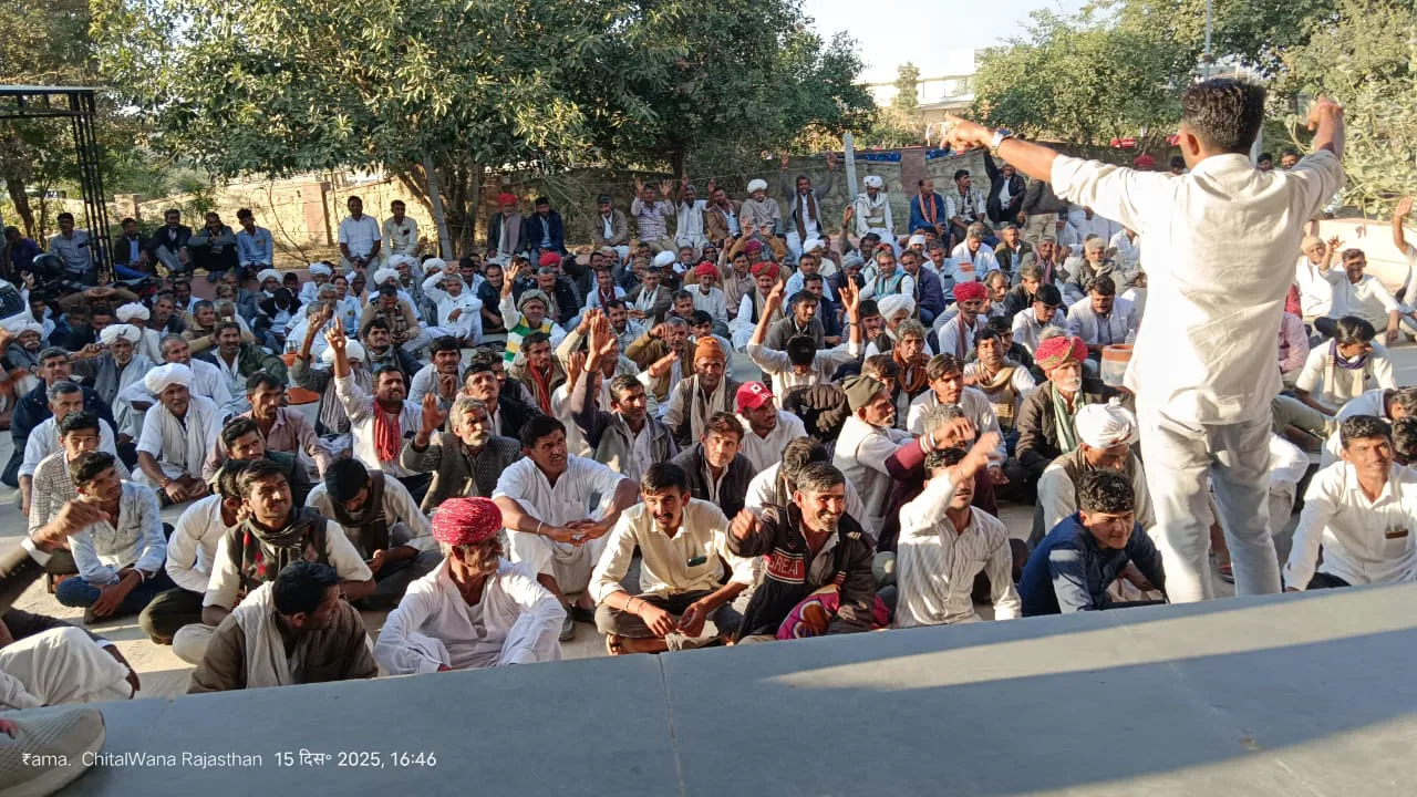चितलवाना: पटवारी की 'मनमर्जी' के खिलाफ ट्रैक्टरों की गर्जना, 110 ट्रैक्टरों के साथ 800 किसानों ने मुख्यालय घेरा
