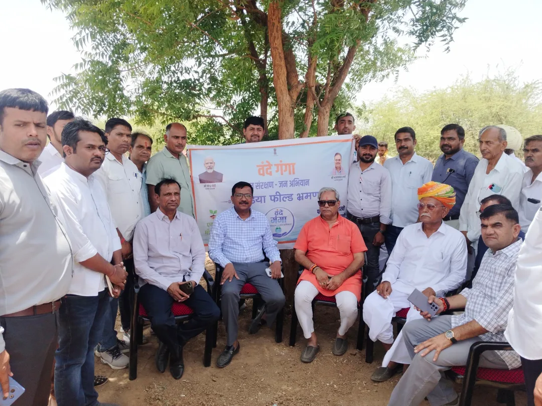 सांथू ग्राम में वाटिका में गत वर्ष लगाए गए 1100 पौधों का अवलोकन कर ली जानकारी