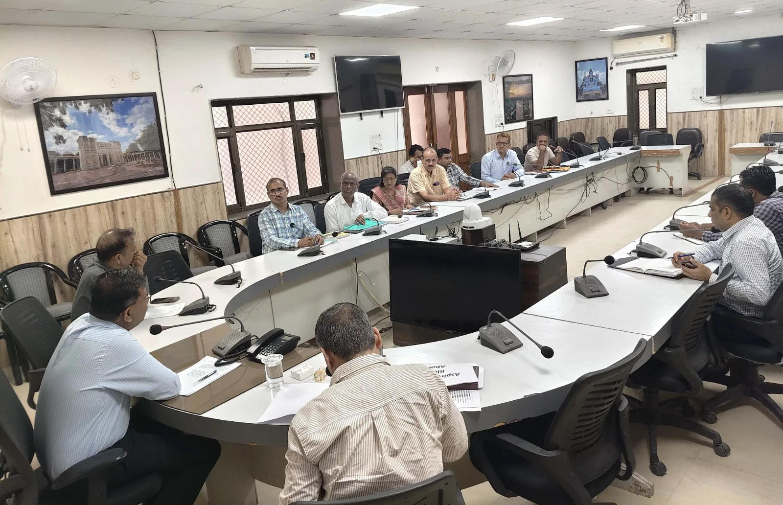जर्जर स्कूलों पर कलेक्टर सख्त: 'खतरनाक' कक्षाएं सील कर तुरंत मरम्मत कराएं