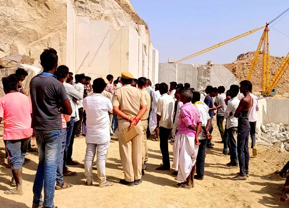 मालवाड़ा की पहाड़ियों में अवैध खनन, ट्रैक्टर मय कम्प्रैशर के गहरी खाई में गिरने से एक युवक की मौत, दूसरा गंभीर घायल, पुलिस मल्टी एंगल करेगी जांच