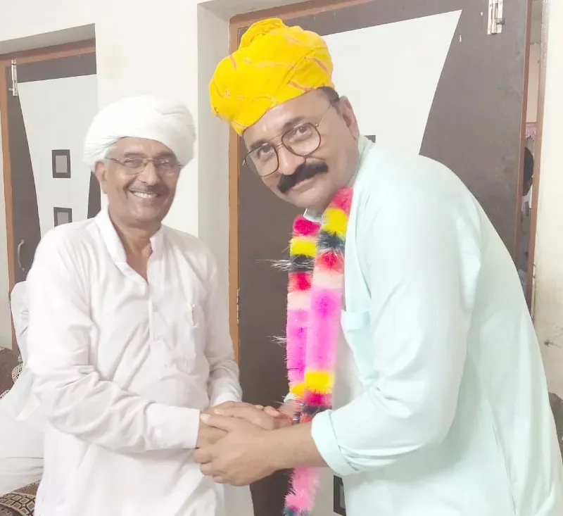 दिग्विजय सिंह का स्वागत करते कॉंग्रेस नेता पूर्व सरपंच गोदाराम देवासी
