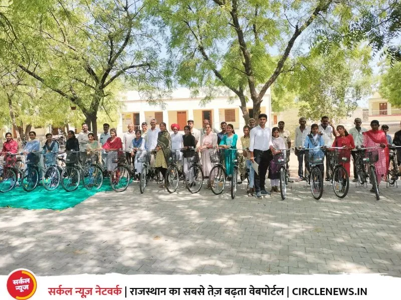 निशुल्क साइकिल वितरण :चाबी मिलते ही छात्राओं के खिले चेहरे