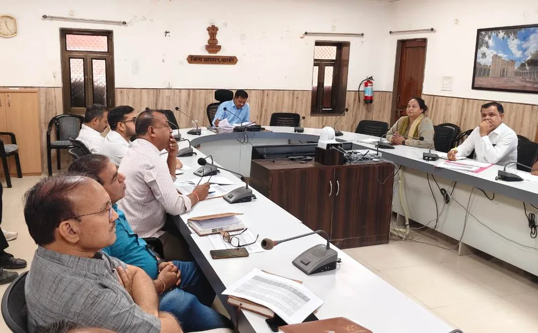 प्रभावी बजट क्रियान्वयन : जिला कलक्टर की साप्ताहिक समीक्षा बैठक
