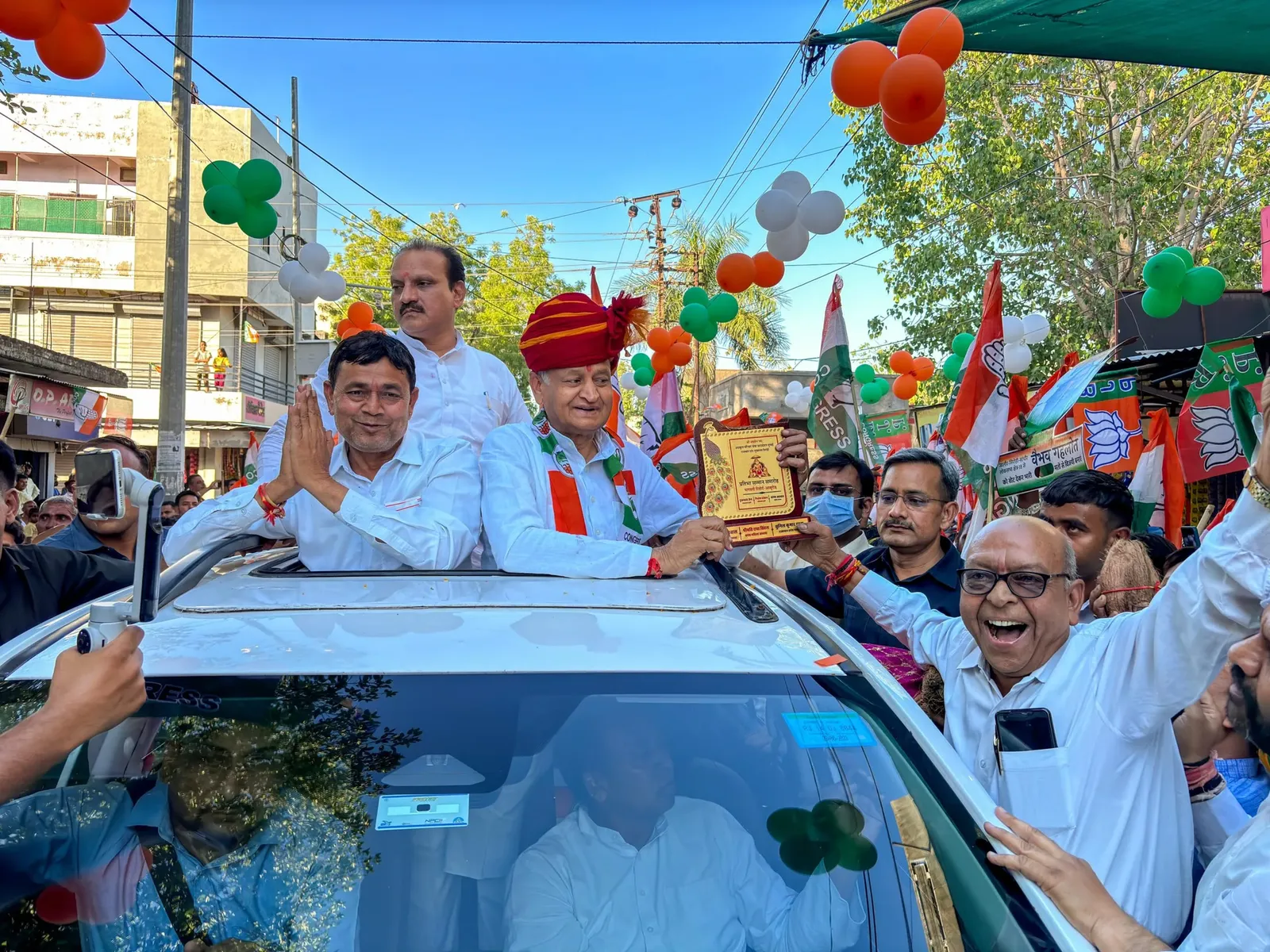 पूर्व मुख्यमंत्री गहलोत पहुंचे आबूरोड, माउंट आबू, उमड़ी भीड़ ने एकमत से वैभव को समर्थन का दिलाया भरोसा