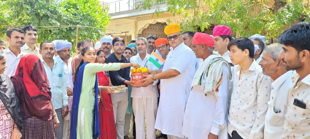 सांसद पटेल ने मेरी माटी मेरा देश कार्यक्रम के तहत हर घर से मिट्टी संग्रहण कर ग्राम अमृत वाटिका में वृक्षारोपण किया – फोटो 2