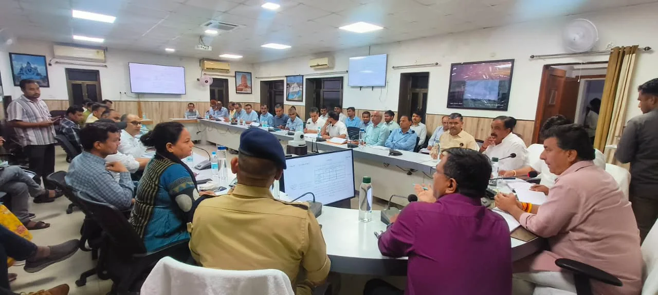 प्रभारी मंत्री ने की जालोर में बजट घोषणाओं की समीक्षा: सुन्देलाव तालाब से सीवरेज हटाने का दिया सख्त निर्देश