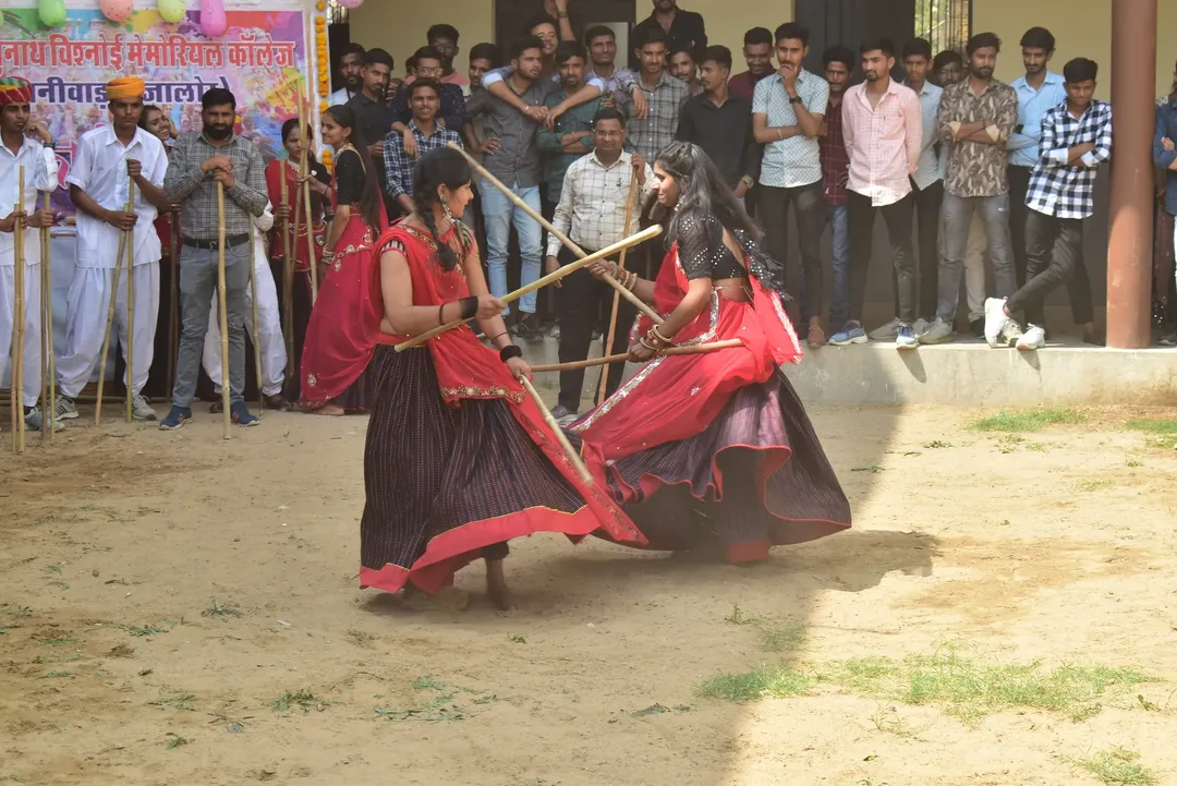 रघुनाथ कॉलेज में दूसरे साल भी फागोत्सव, टीमरी आदिवासी नांच ने शमा बांधा, सामूहिक गैर ने पूराने दिनों की याद ताजा की