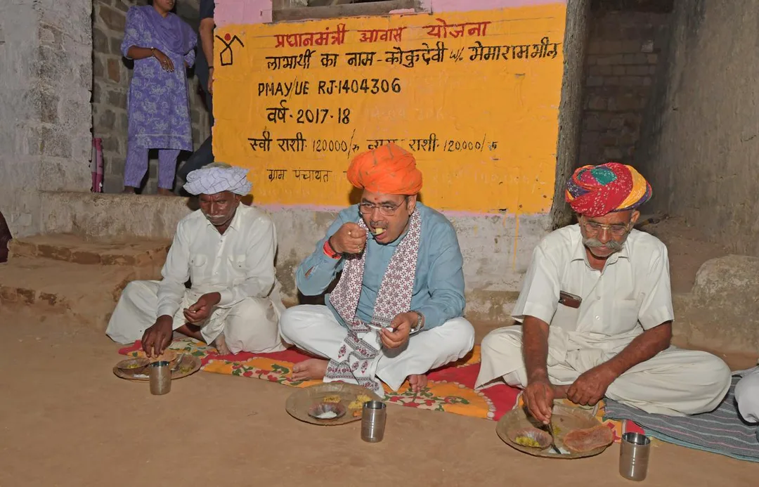 जालोर की धरा पर जननायक का 'देसी अंदाज': पंसेरी की गलियों में घूमे मुख्यमंत्री, सुन्धा धाम में टेका मत्था – फोटो 2