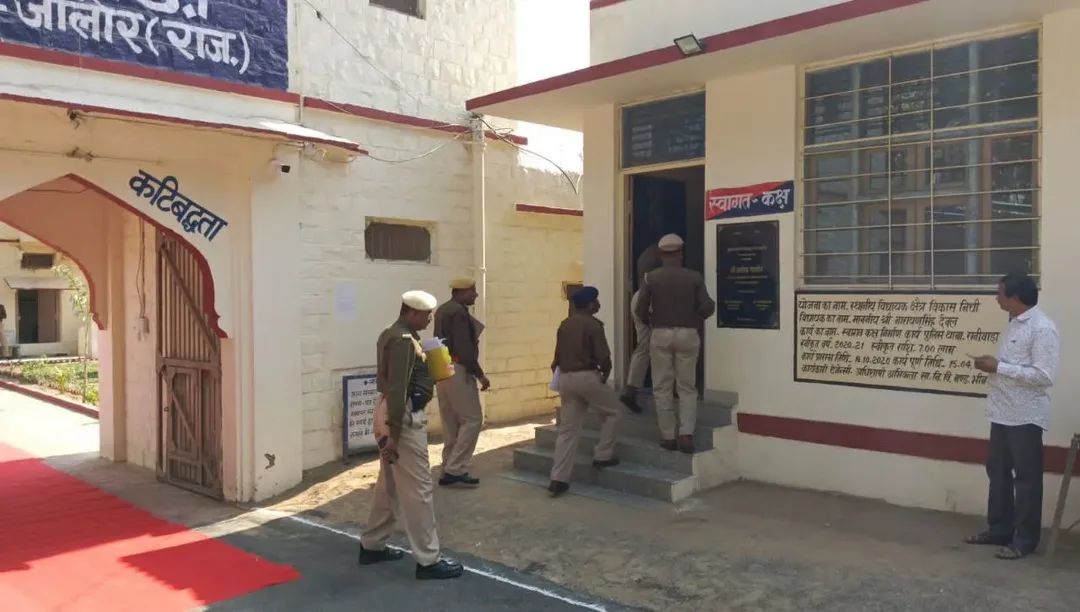 एसपी किरण सिद्धु का पहला रानीवाड़ा दौरा, थाने के निरीक्षण कर संगठित अपराध की ली जानकारी, ड्रग पेडलर्स के खिलाफ होगी प्रभावी कार्यवाही – फोटो 2