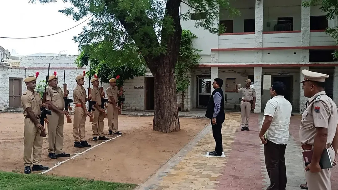 कलक्टर ने रानीवाड़ा उपखण्ड अधिकारी कार्यालय व पुलिस थाना का किया निरीक्षण