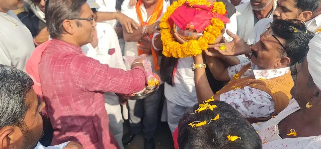 पूरण गांव में अक्षत कलश यात्रा का भव्य स्वागत, शोभायात्रा का किया आयोजन