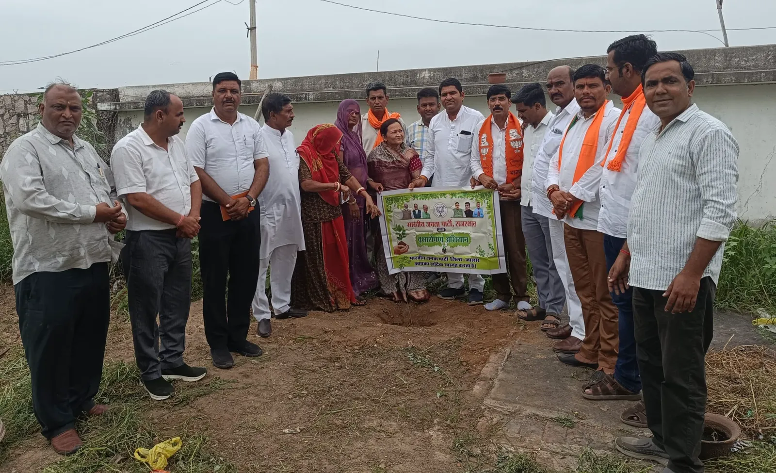 जालोर में ‘एक पेड़ मां के नाम’ अभियान के तहत भाजपा जिला पदाधिकारियों ने किया वृक्षारोपण, पर्यावरण संरक्षण का संदेश दिया