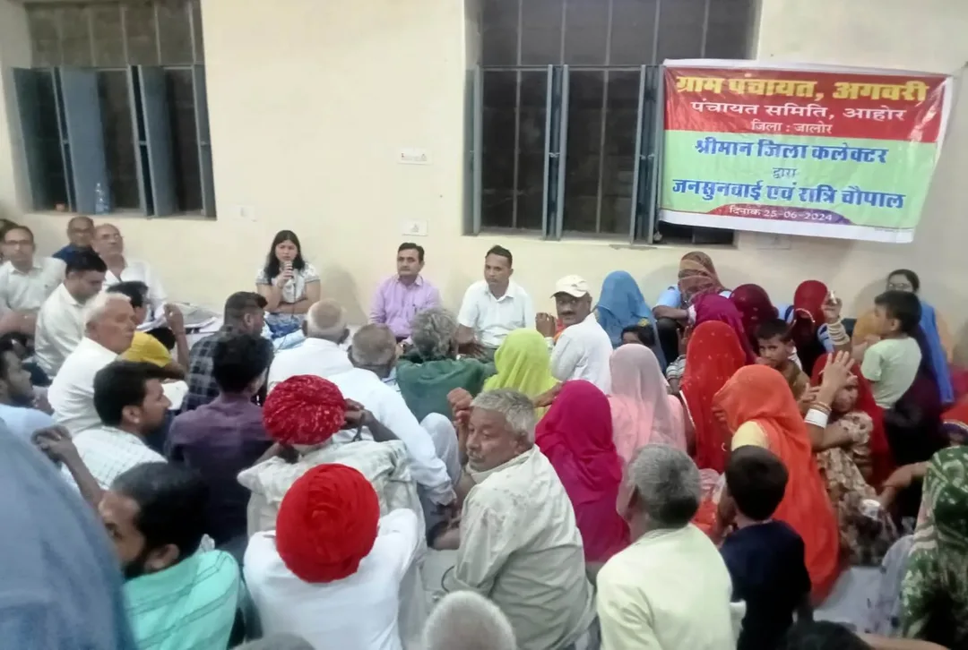 जिला कलक्टर ने अगवरी ग्राम में की रात्रि चौपाल, रात्रि चौपाल में प्रस्तुत परिवादों को सुनकर उनका मौके पर किया गया निस्तारण