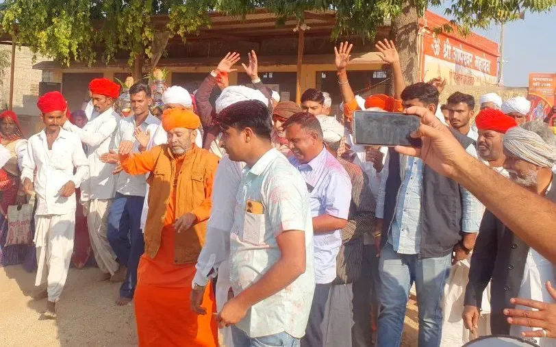 आपेश्वर मंदिर में खुशियाँ, जीर्णोद्वार का कार्य फिर से हुआ शुरू, नक्काशी किया प्रस्तर पहुंचा, महंत ख़ुशी में झूम उठे – फोटो 2