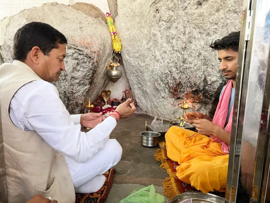 मुख्यमंत्री गहलोत के भतीजे की निजी यात्रा, दांतलावास के ज्योतिषी से मुलाकात, खोडेश्वर महादेव के किए दर्शन
