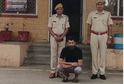 एक साल से फरार स्थायी वारंटी नरेश पुरोहित गिरफ्तार, न्यायालय में किया जाएगा पेश