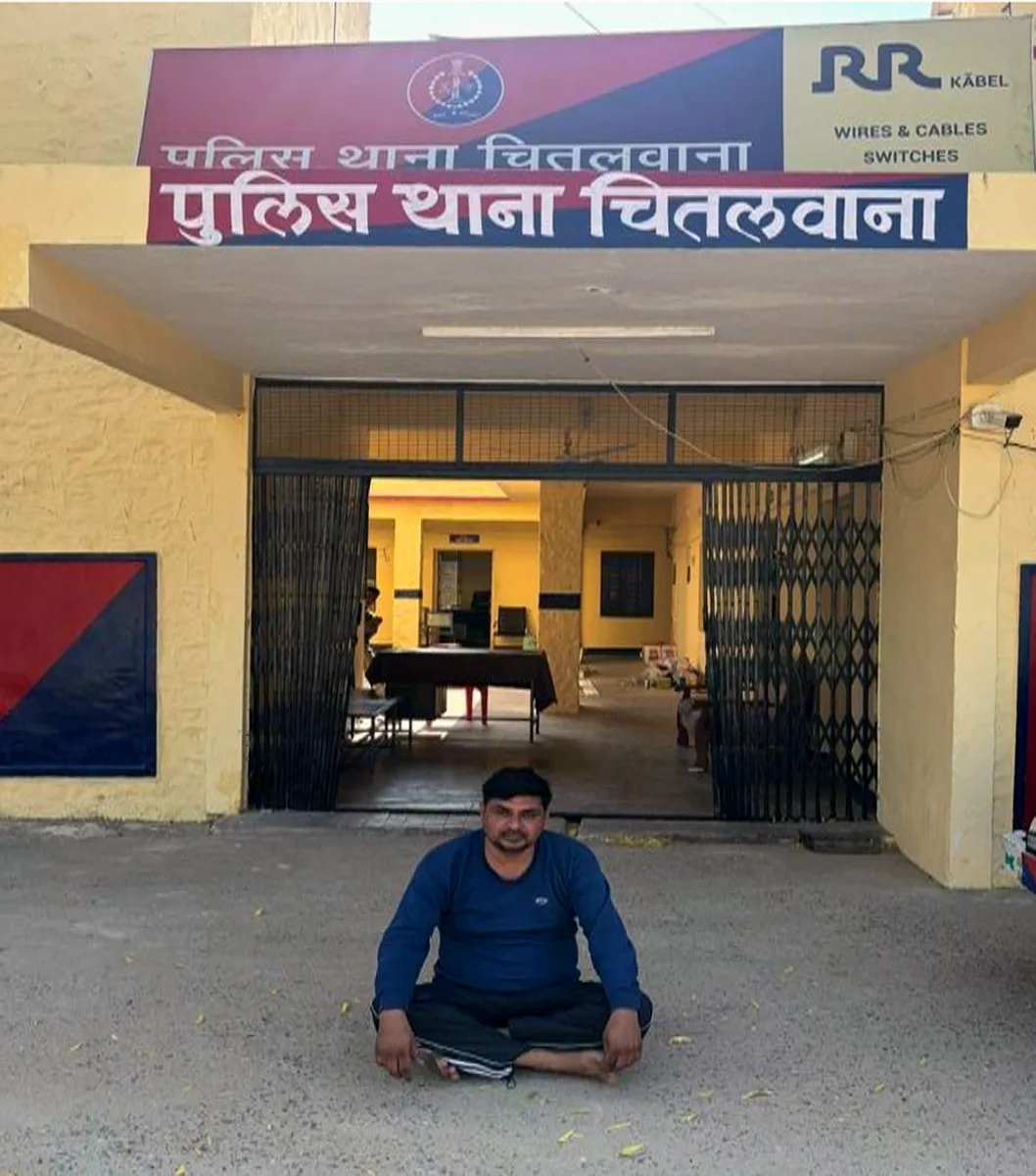 बडा एक्शन: रेलवे में 'बिना परीक्षा' नौकरी का झांसा देकर 16 लाख ठगने वाला नटवरलाल गिरफ्तार, डेढ साल से पुलिस को दे रहा था चकमा