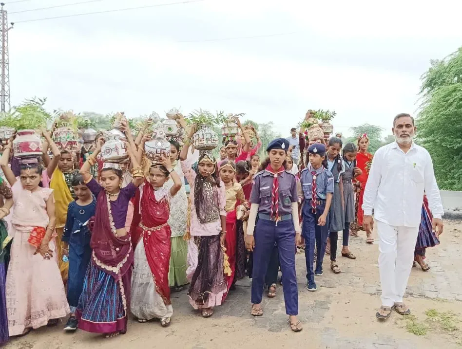 मुख्यमंत्री वृक्षारोपण महाअभियान कार्यक्रम के तहत ग्रामीण महिलाओं ने निकाली कलश यात्रा – फोटो 2