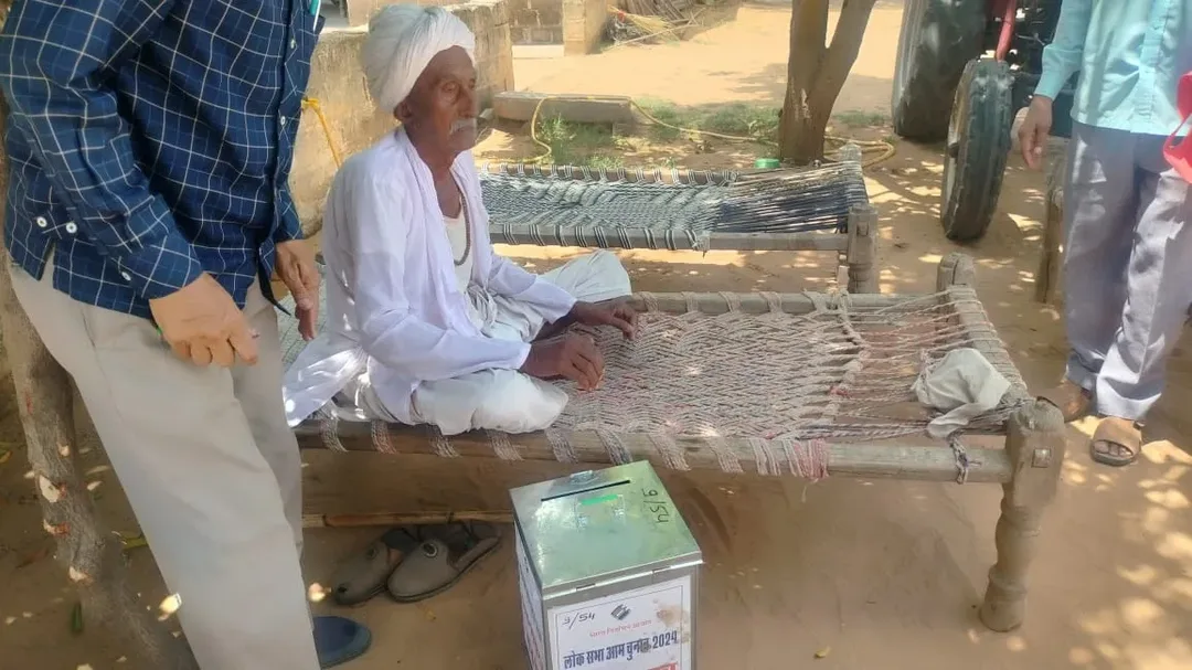 होम वोटिंग का प्रथम चरण प्रारंभ बुजुर्ग वोटर्स और दिव्यांगों को मिली सुविधा