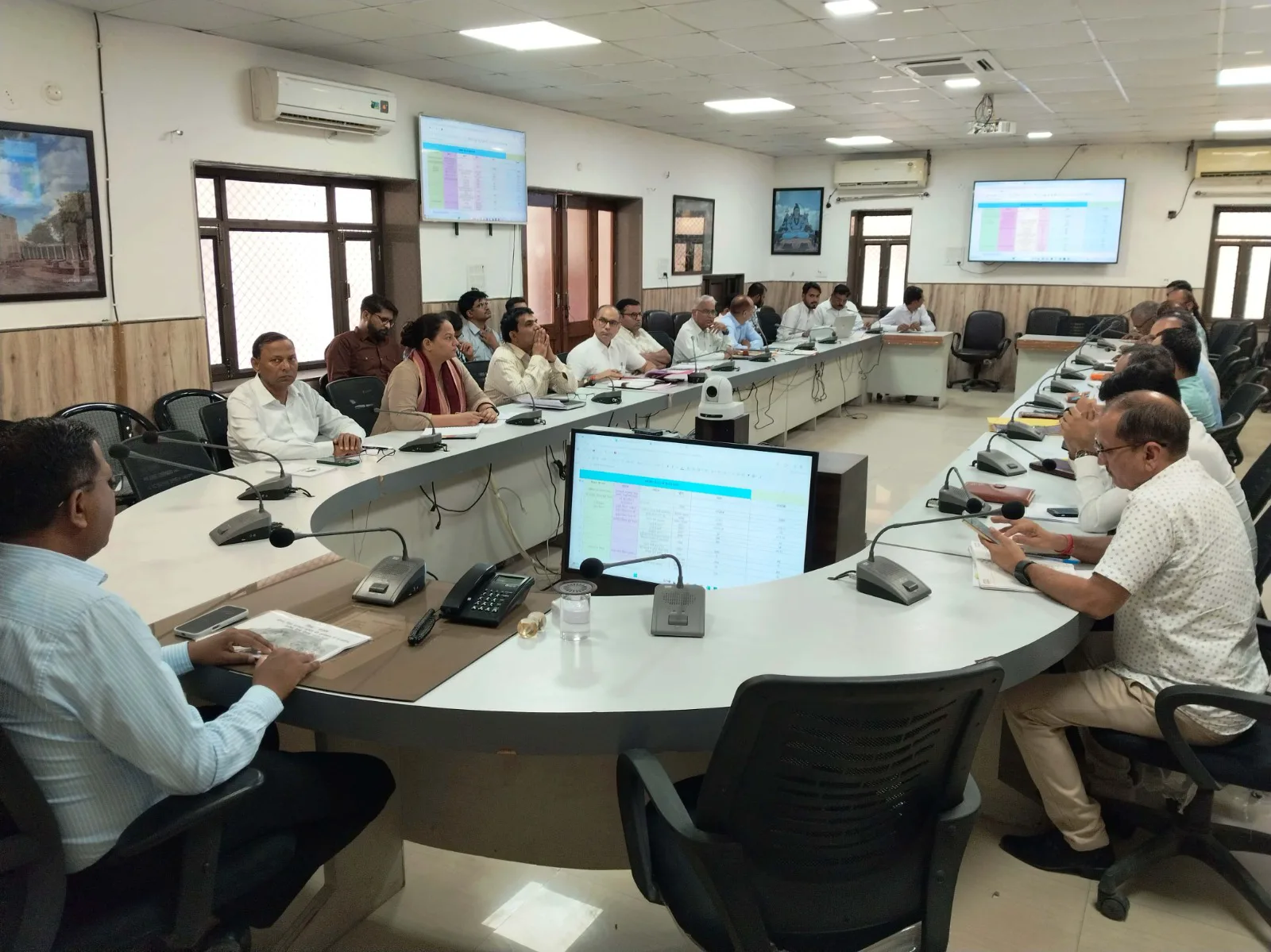 साप्ताहिक समीक्षा बैठक संपन्न, फ्लैगशिप योजनाओं की प्रभावी मॉनिटरिंग सुनिश्चित करें -जिला कलक्टर