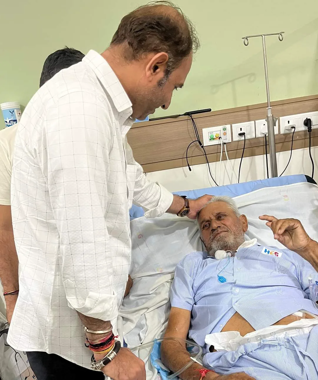 पूर्व सरपंच भूपसिंह डाभी को देखने MLA देवासी और पूर्व सांसद पटेल पहुंचे हॉस्पिटल, अमदाबाद में ले रहे है स्वास्थ्य लाभ – फोटो 2