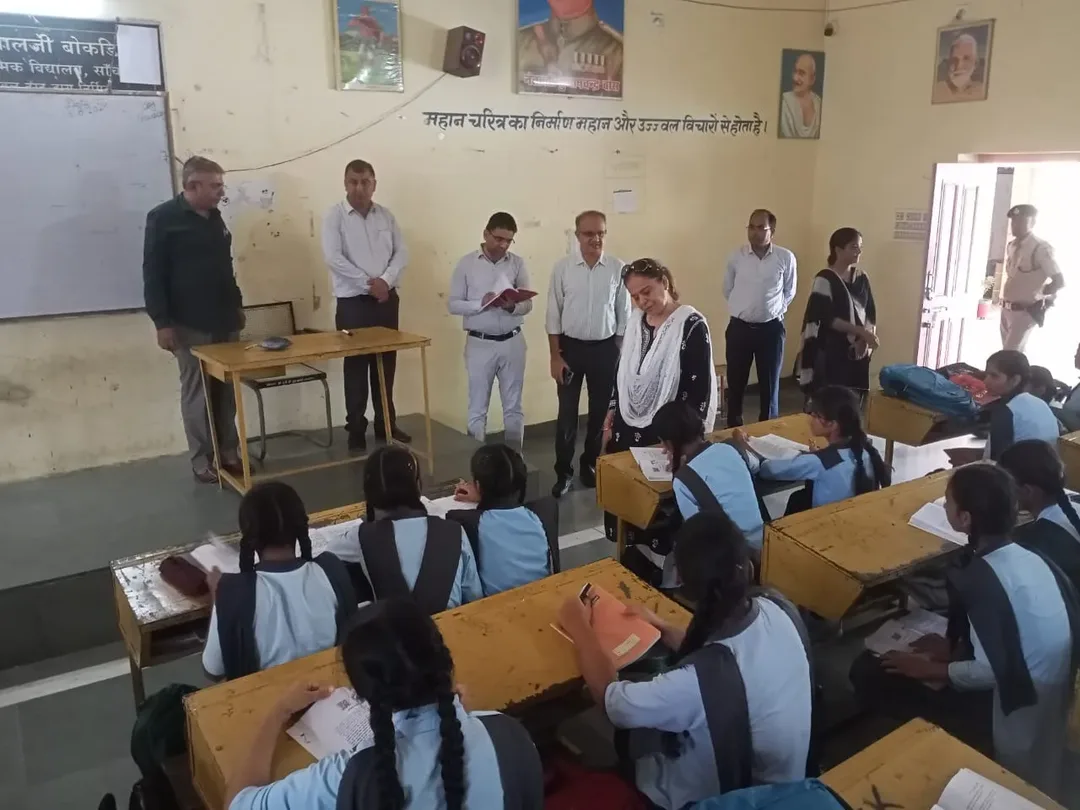 जिला प्रभारी सचिव ने पीएम श्री स्कूल एवं आंगनबाड़ी केंद्र का किया निरीक्षण – फोटो 2