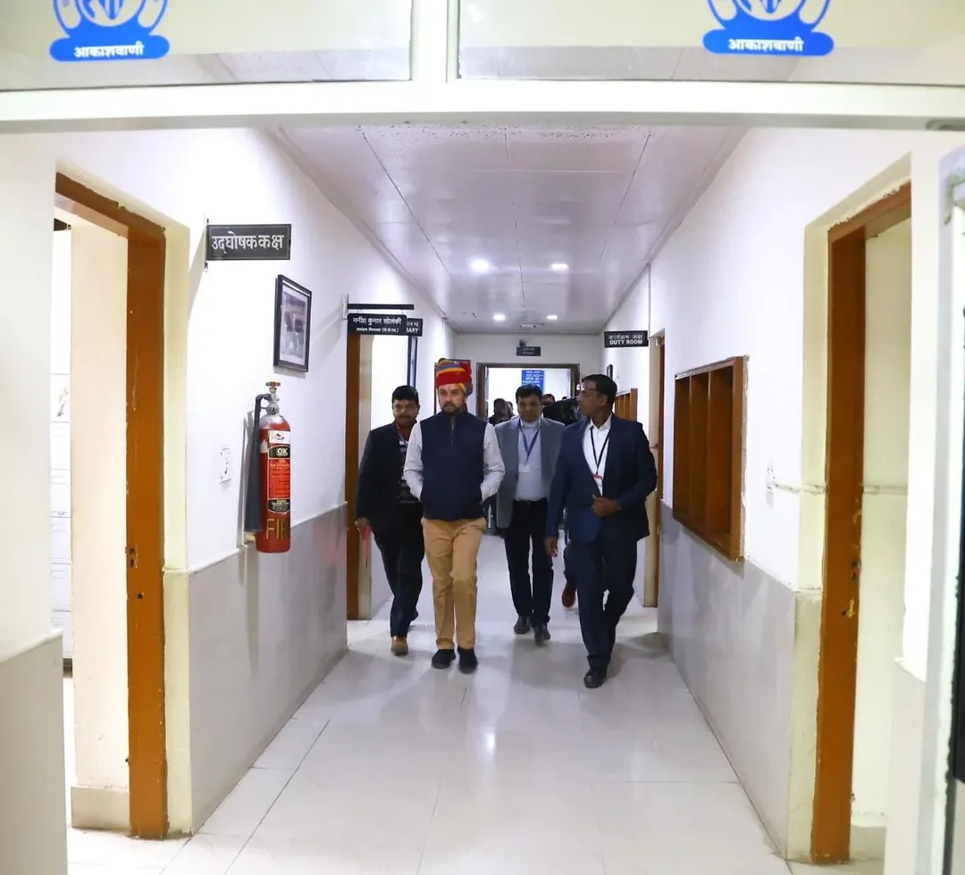 केंद्रीय सूचना एवं प्रसारण मंत्री अनुराग ठाकुर ने जोधपुर में आकाशवाणी केंद्र का किया निरीक्षण