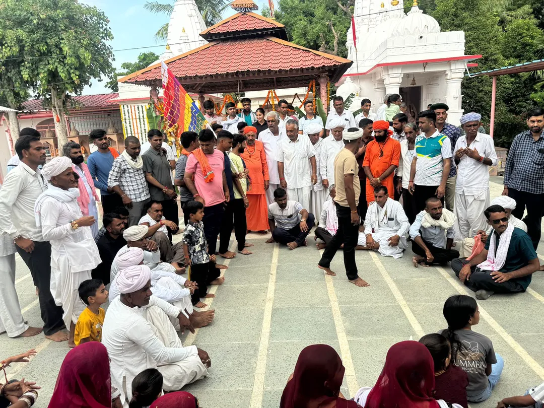 जालोर के करड़ा में भक्ति और शक्ति का अद्भुत संगम: श्रावण में बाबा रामदेवजी के लिए 51 युवाओं का विशाल जत्था रवाना – फोटो 2