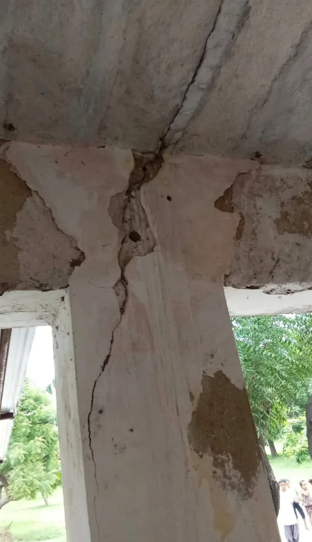 जर्जर भवन में 'मौत का साया': बोरली गांव का विद्यालय बना खतरा, कभी भी हो सकता है बड़ा हादसा!
