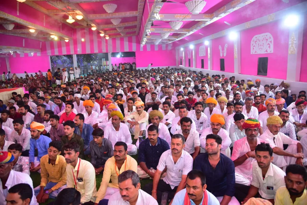 जयकारों के बीच हैलीकॉप्टर से पुष्प वर्षा के साथ सिलासन के अर्बुदा धाम मे विराजमान हुए अर्बुदा माताजी
