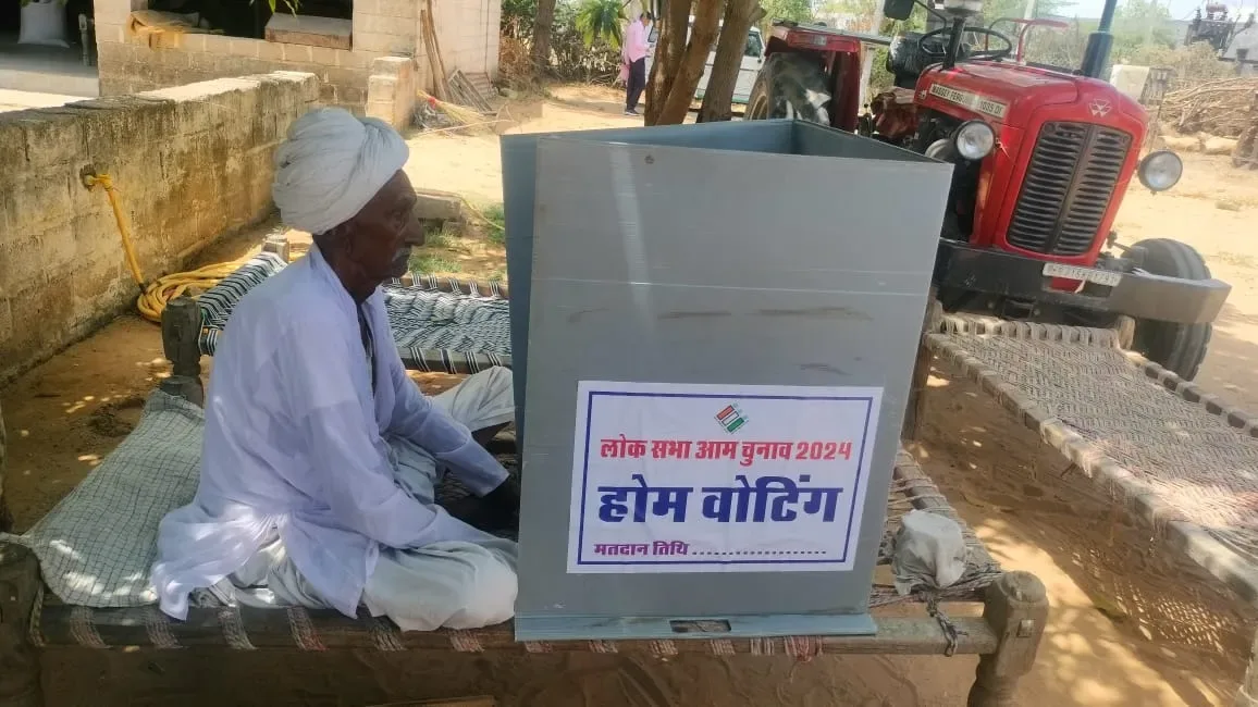 होम वोटिंग का प्रथम चरण प्रारंभ बुजुर्ग वोटर्स और दिव्यांगों को मिली सुविधा