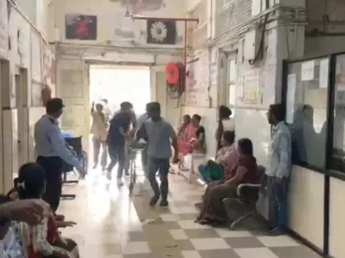 द्वारका दर्शन कर लौट रहे राजस्थान के परिवार की कार हादसे का शिकार, 2 की मौत, 5 घायल