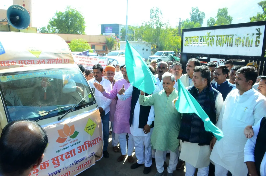 जालोर में विकास की गूंज: 5 'विकास रथ' गांव-गांव पहुंचाएंगे सरकार की उपलब्धियां, मंत्री विश्नोई और मुख्य सचेतक ने दिखाई हरी झंडी – फोटो 2