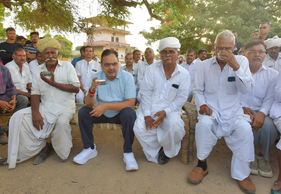सड़क से सदन तक गूंजेगी बड़गांव की आवाज: रात्रि चौपाल में मुख्यमंत्री को सौंपा समस्याओं का पुलिंदा