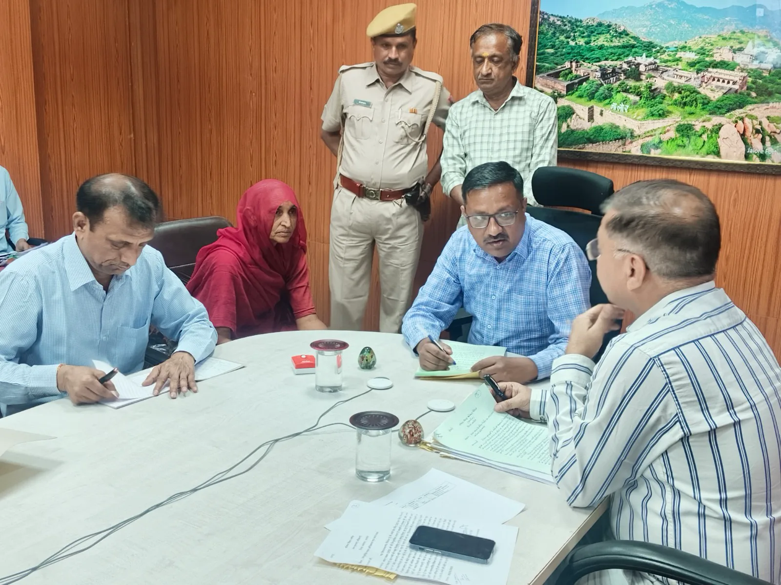 जिला कलक्टर ने जनसुनवाई में परिवाद पर सुनवाई करते हुए त्वरित निस्तारण के दिए निर्देश
