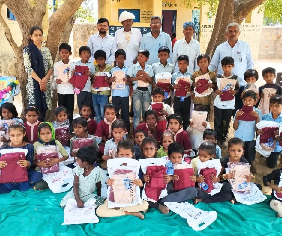 एनजीओ ने उपलब्ध कराए 58 स्कूल ड्रेस, अभिभावकों ने जताया आभार