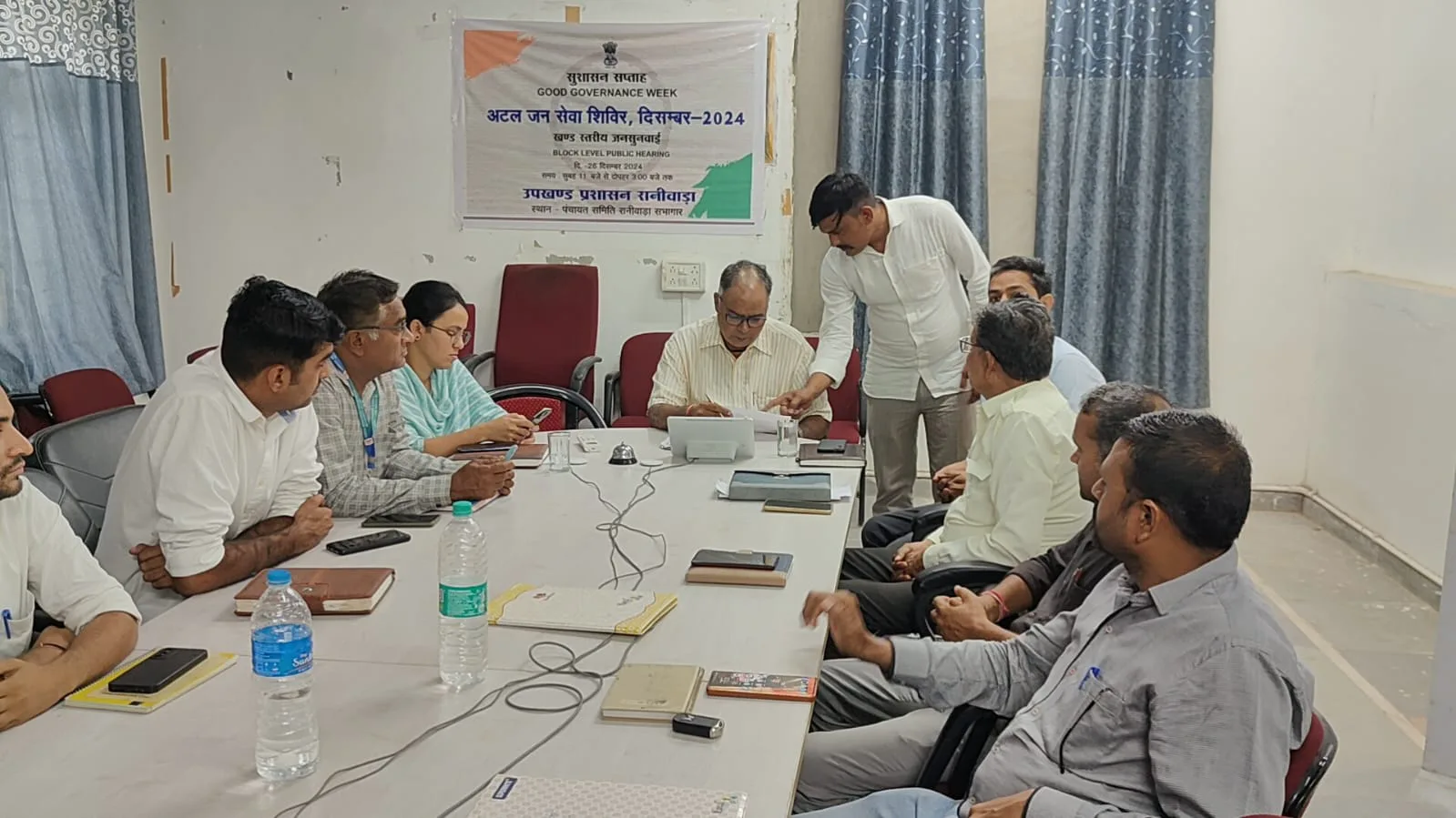 'डामर कम, गड्ढे ज्यादा': हिरपुरा-मण्डारडी सड़क पर ग्रामीणों का फूटा गुस्सा; जनसुनवाई में उठी निर्माण की मांग