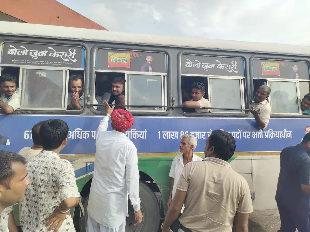 छात्रों की शिकायत पर सांसद चौधरी पहुंचे सिरोही बस स्टैंड, दो बसों की करवाई व्यवस्था