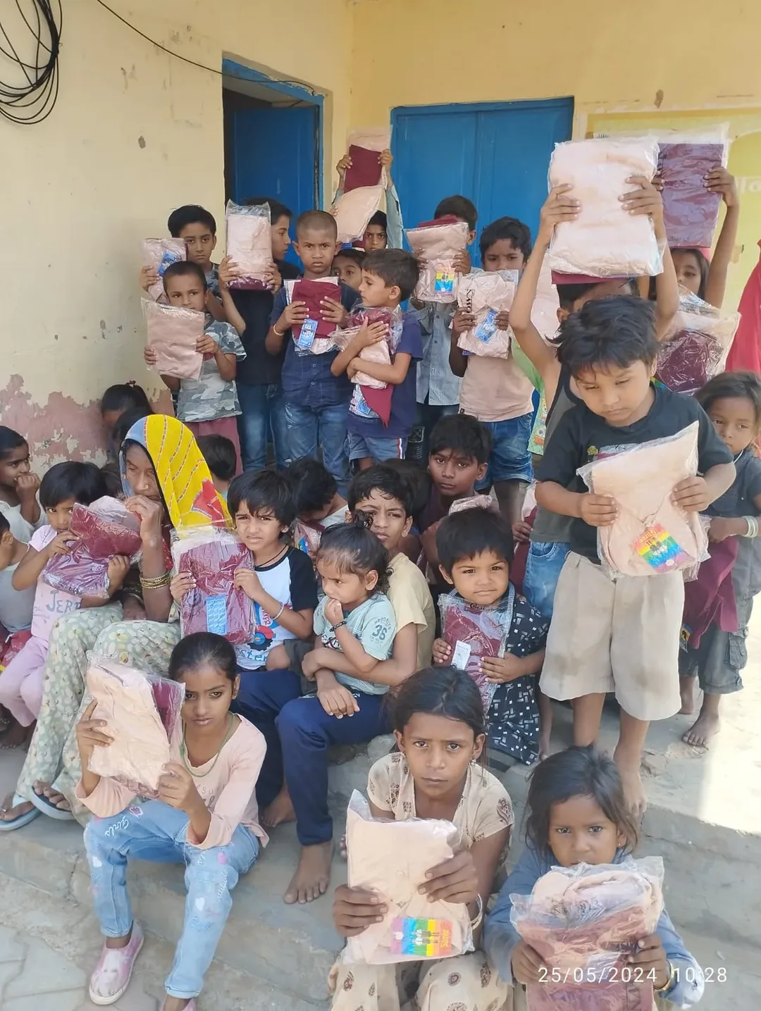 जरूरतमंद बच्चों को ड्रेस बांटकर बताए हिटवेव से बचने के उपाय, एनजीओ ने जरूरतमंदों को निःशुल्क ड्रेस वितरित किए
