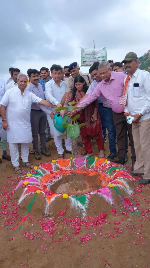 लव-कुश वाटिका में हुआ 75वें जिला स्तरीय वन महोत्सव का आयोजन, लगाए गए 1100 पौधें – फोटो 2
