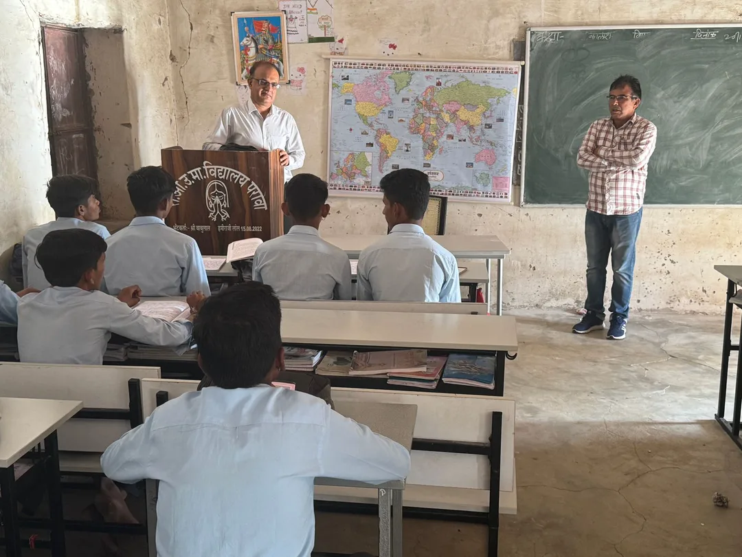 जिला कलेक्टर ने राजकीय स्कूल का किया निरीक्षण