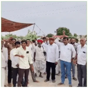 "डूंगरी में अंधेरे का साम्राज्य: सरकार और बिजली विभाग के खिलाफ किसानों का बगावत"– वोल्टेज गिरा, फसल जली, रिश्वतखोरी चरम पर; दो दिन से धरना, अफसर गायब