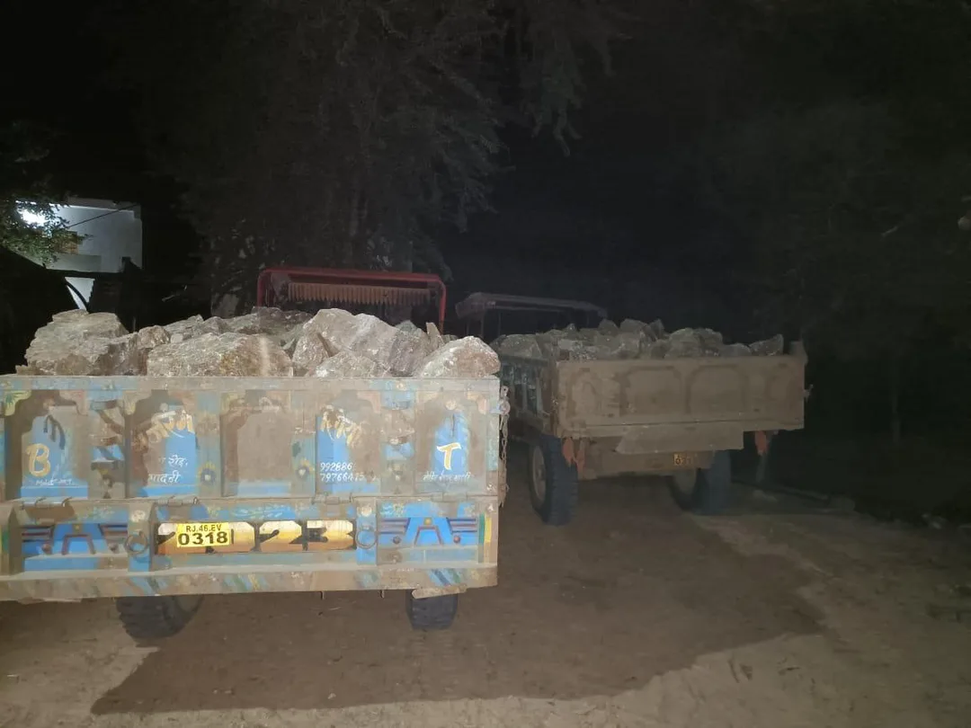 अवैध खनन के विरुद्ध वन विभाग रानीवाड़ा की कार्रवाई, 2 ट्रैक्टर ट्रॉली किए जब्त