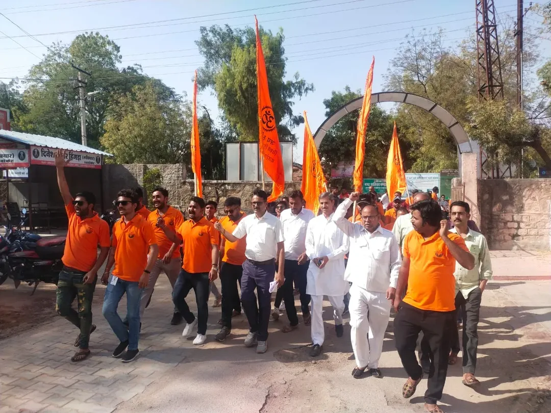 बजरंग दल द्वारा मुख्यमंत्री अशोक गहलोत का पुतला फूंक कर जताया विरोध, हरियाणा के लोहारू में हुई घटना में बजरंग दल को फालतू बदनाम नहीं करने की मांग – फोटो 2